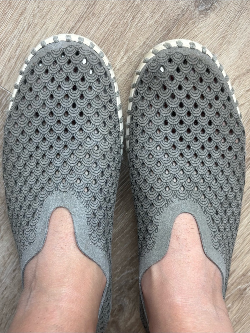 Ilse Jacobsen Gray Scallop-Pattern Slip-On Flats